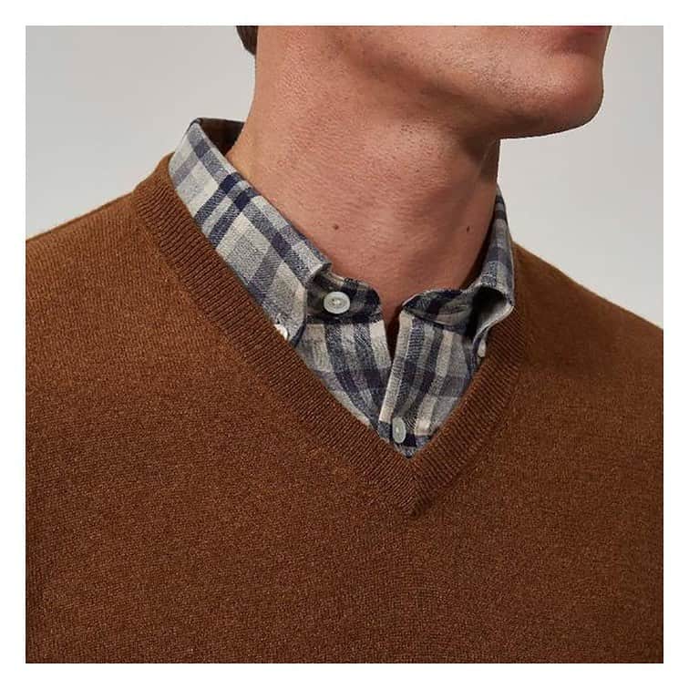 ギーブス&ホークスのインスタグラム：「Our timeless cashmere V-neck knitted in London from a fine three-ply yarn spun in Italy. Super-soft and warming, it's a reassuringly luxurious winter wardrobe staple. Wear next to the skin, or over a casual shirt paired with our brushed cotton chinos. . #GievesandHawkes #SavileRow #Tailoring #Cashmere #British #Style #AutumnWinter」