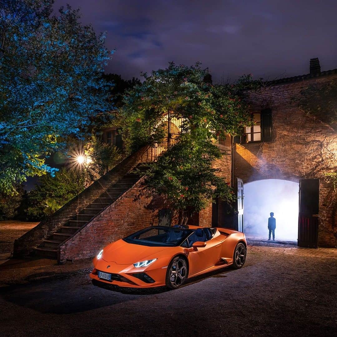 ランボルギーニのインスタグラム：「The greatest stories are derived from a dream. @gabrielegalimbertiphoto brings them to life with his unique perspective. Our Huracán EVO RWD Spyder rewinds to the beautiful streets of Tuscany, making them look like the set of a space film.  @comunecastiglionfiorentino @comunedicortona  #Lamborghini #HuracanEVORWDSpyder #RewindToRWD #WithItalyForItaly #Toscana #Cortona #CastiglionFiorentino #ValDiChiana」