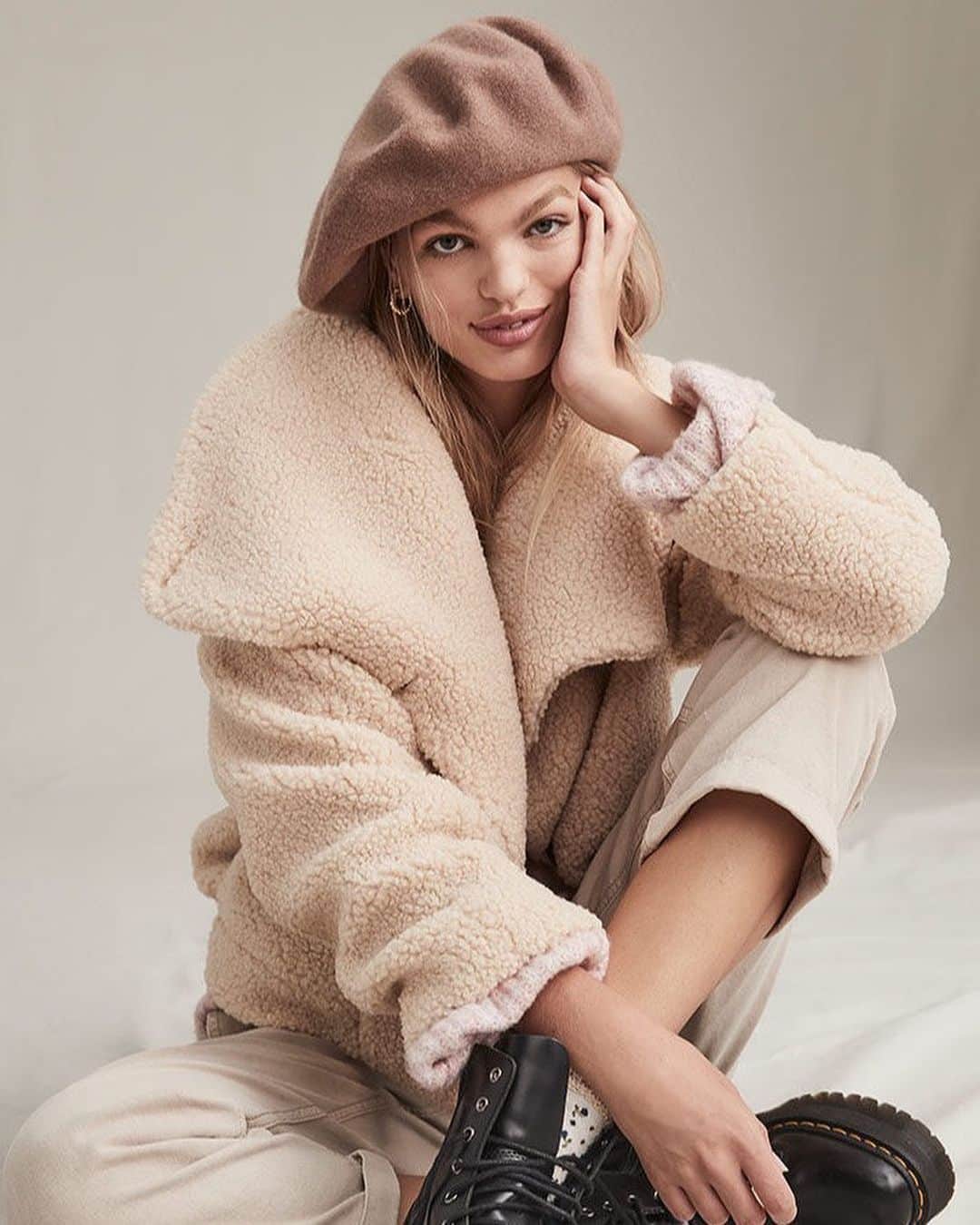 ShopBAZAARさんのインスタグラム写真 - (ShopBAZAARInstagram)「No dreary winters here. Unleash your inner creative spirit with @freepeople’s new fall essentials. Earthy neutrals and barely there pastels with a splash of tie-dye are perfect for tonal layering and cool classics like combat boots, relaxed chinos, cropped teddy coats, and knit beanies are the winter staples you’ll reach for again and again. Tap the link in bio to shop the looks! #SBZPartner」10月17日 1時25分 - shopbazaar