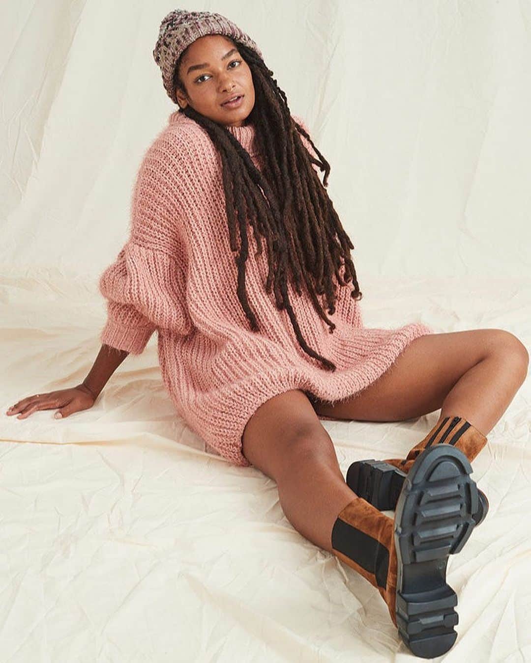 ShopBAZAARさんのインスタグラム写真 - (ShopBAZAARInstagram)「No dreary winters here. Unleash your inner creative spirit with @freepeople’s new fall essentials. Earthy neutrals and barely there pastels with a splash of tie-dye are perfect for tonal layering and cool classics like combat boots, relaxed chinos, cropped teddy coats, and knit beanies are the winter staples you’ll reach for again and again. Tap the link in bio to shop the looks! #SBZPartner」10月17日 1時25分 - shopbazaar