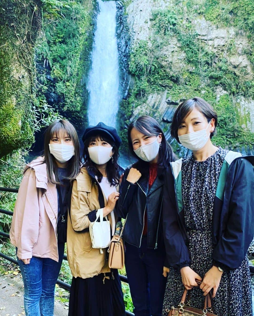 黒田菜月さんのインスタグラム写真 - (黒田菜月Instagram)「寝乱れて、隠れ宿、つづら〜おり！ #浄蓮の滝 #伊豆 #静岡 #女子旅  #gotoキャンペーン #gotoトラベル  #同期 #同期旅行 #同期会  #激渋 #滝 #マイナスイオン」10月17日 1時29分 - nyaaatsuki_krd