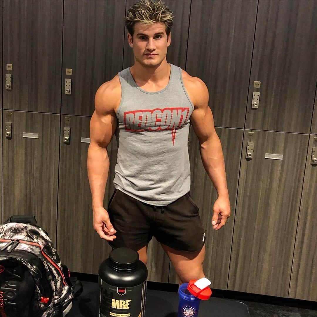セージ・ノースカットのインスタグラム：「Buy One Get One FREE today from @redcon1 Click the link in my bio and use code MIXMATCH」