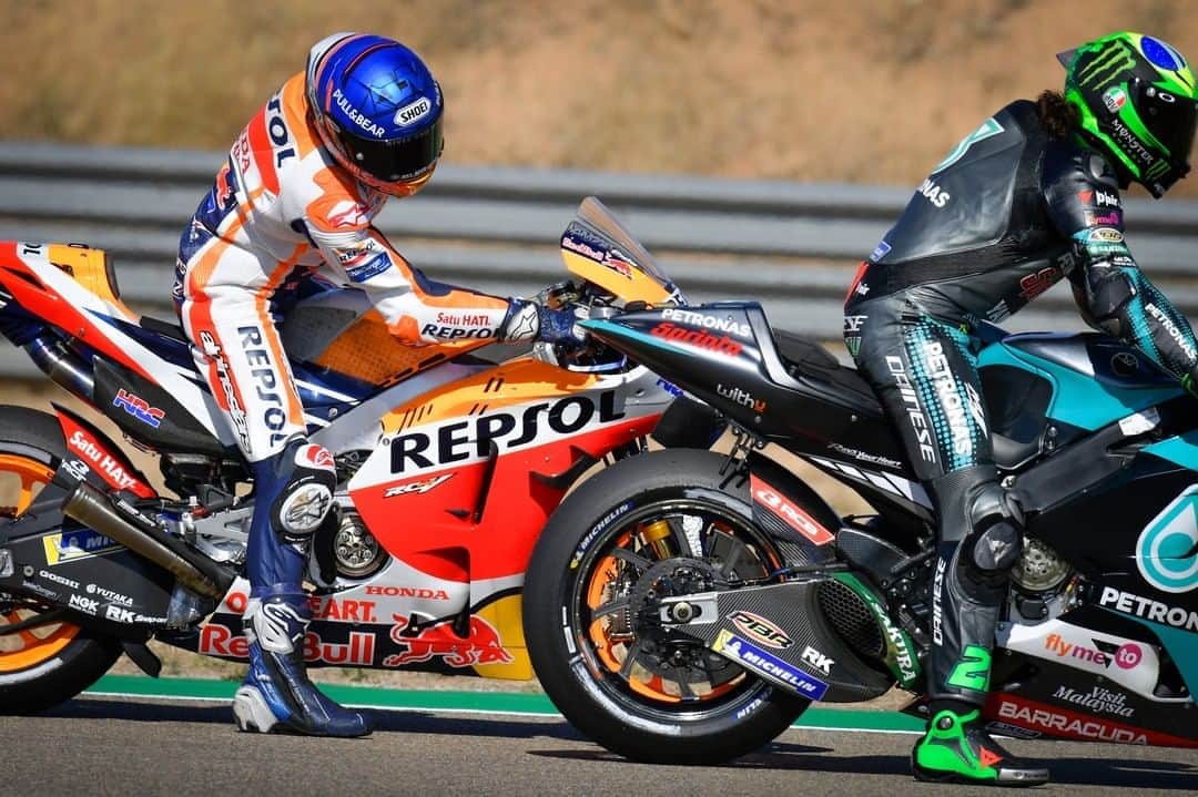 MotoGPさんのインスタグラム写真 - (MotoGPInstagram)「👀 Caption this! ⬇️ #AragonGP 🏁 #MotoGP」10月17日 1時30分 - motogp
