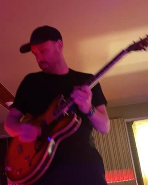 Coldplayのインスタグラム：「Here’s a bit of Trouble In Town in rehearsal, minus the buffering from the final broadcast #JB #guitarhero PH」
