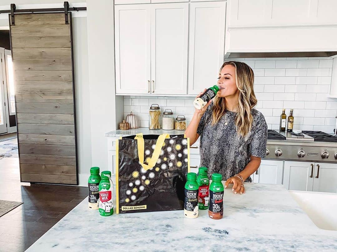 ジャナ・クレイマーさんのインスタグラム写真 - (ジャナ・クレイマーInstagram)「Fall just got a little sweeter now that @shamrockfarmsmilk & @rockinprotein are available at @DollarGeneral! 😍 Their milk is our family’s favorite and @RockinProtein has a range of protein drinks that taste great and are amazing for our post-workout recovery. Added bonus: This super cute reusable DG bag! #ad」10月17日 1時42分 - kramergirl