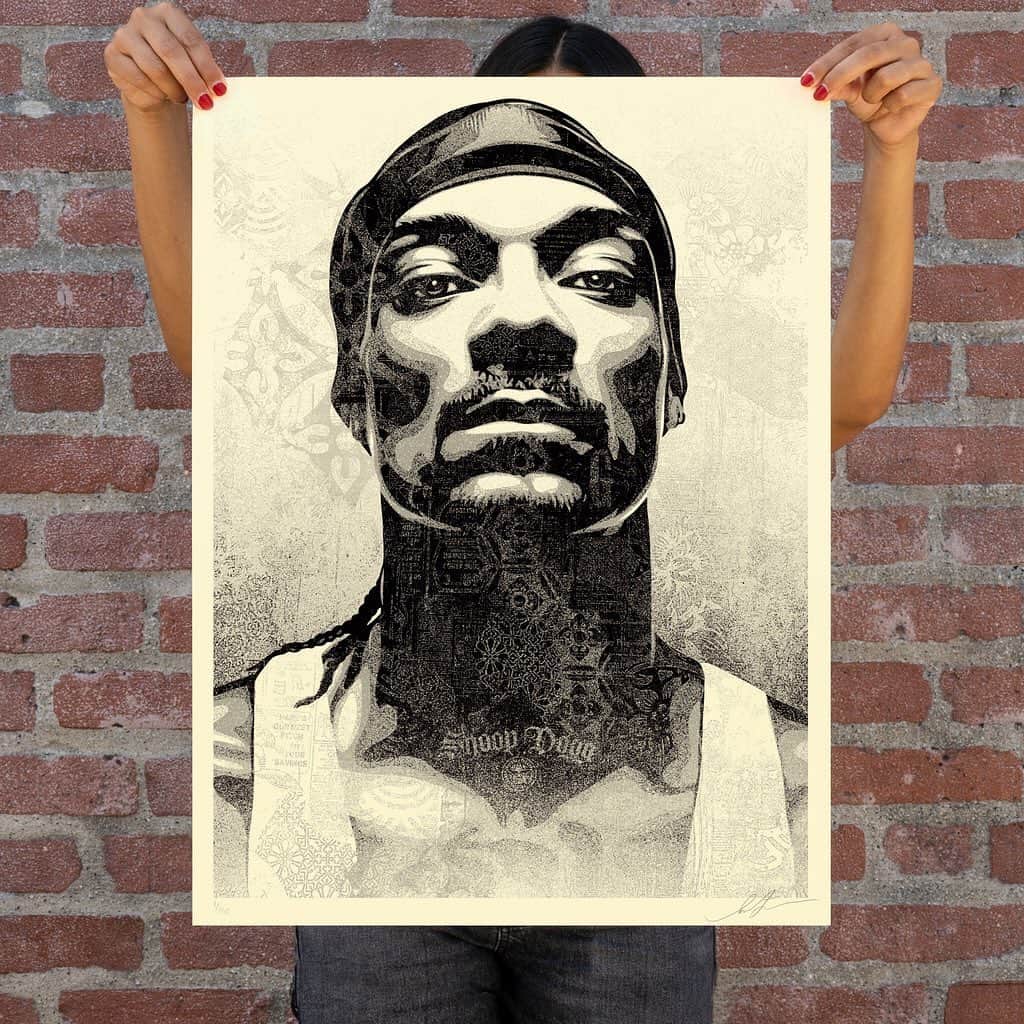 Shepard Faireyのインスタグラム：「SNOOP D-O DOUBLE G AVAILABLE TUESDAY, OCTOBER 20TH!  It is great when music, art, and politics can be combined! I was honored to create a portrait of @snoopdogg for @rockthevote, @1votecloser, and @oneopporg's online voter registration drive, #VoteWithSnoop! I've been a fan of Snoop Dogg's skills as an MC since The Chronic and Doggystyle came out, and I'm always impressed with his seeming ease adapting to virtually every form of media! I've met Snoop a few times, and he's incredibly friendly and kind. More importantly, I'm grateful to Snoop for being outspoken politically, stepping up civically, and showing that it's never too late to empower oneself by voting! Snoop liked the portrait art I made enough to also team up for this limited edition "Snoop D-O Double G" screen print. Proceeds from which will benefit The Center for Policing Equity @PolicingEquity.  -Shepard  Snoop D-O Double G. 18 x 24 inches. Screen print on thick cream Speckletone paper. Signed by Shepard Fairey. Numbered edition of 550. $80. Proceeds go to Center for Policing Equity. Available on Tuesday, October 20th @ 10 AM PT at https://store.obeygiant.com/collections/prints. Max order: 1 per customer/household. International customers are responsible for import fees due upon delivery.⁣ Shipping may be delayed due to COVID19. ALL SALES FINAL.」