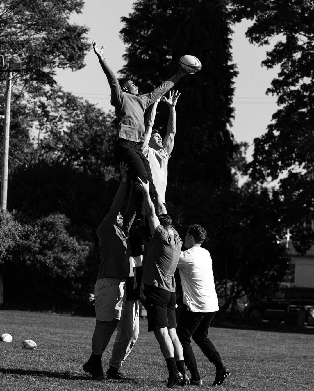 のインスタグラム：「A game of grace and grit, Rugby has a deep-rooted heritage with impassioned traditions, and a distinctive style that transcends the sport itself.⁣ ⁣ Our latest Fall Rugby editorial draws inspiration from the league uniforms and practice wear worn by professional and collegiate players throughout history. Made from comfortable premium fabrics with rugged construction, these versatile athletic styles are adaptable for life on and off the field.⁣ ⁣ Shot on location in Victoria, BC, the campaign features a seasonal assortment of rugby-inspired apparel and classic sportswear silhouettes, worn by elite rugby players from BC and Ontario training at Windsor Park. New highlighted styles include premium three-end terry Rugby shirts, Flatback Thermal waffle-knit pullovers, extra smooth Sanded Jersey tops and our signature Tiger Fleece crewneck and sweatpant.」