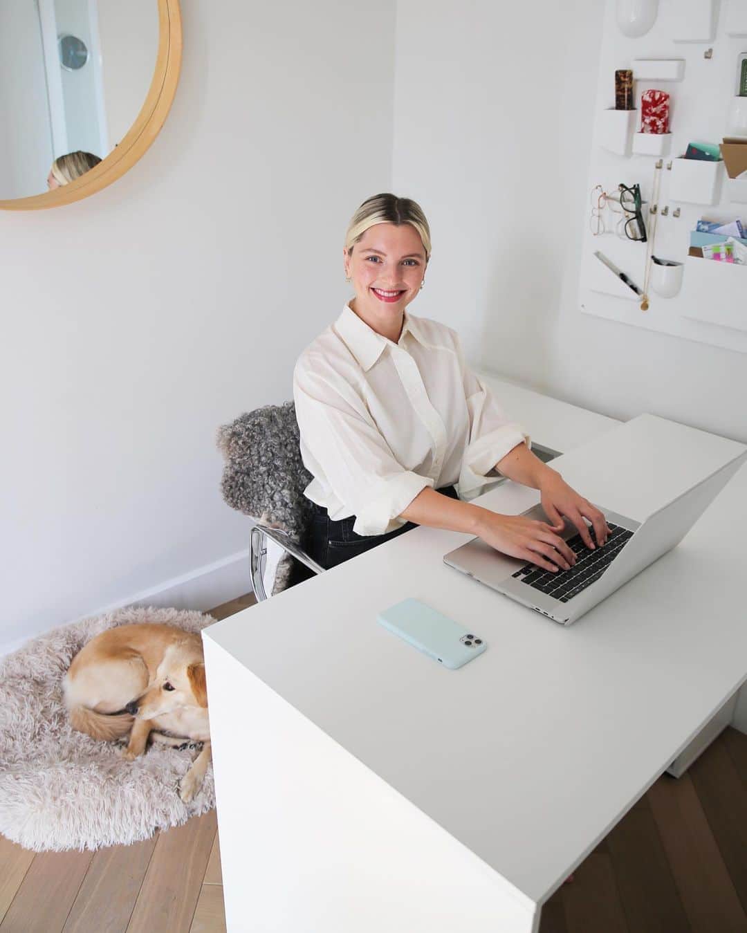 Estée Lalondeのインスタグラム：「AD  Working from home: Instagram 👩🏼‍💻 vs reality 🤪.  What is presented in our digital world is often times a much more “perfect” version of what’s going on in our real world lives.    If you also love to explore these concepts then I have a feeling you will be intrigued by the new show on @SkyTV called Brave New World, based on Aldous Huxley’s 1932 novel (hands up if you read that in English class 🙋🏼‍♀️).    In New London, citizens live their lives filled with happiness, pleasure and stability, but at the cost of a strict social order and loss of freedom. Is ignorance bliss in this case? If given the choice of only Happiness or Freedom, which would you choose?  #BraveNewWorld is out now and available to watch on Sky One. Have you been watching too? 👀」