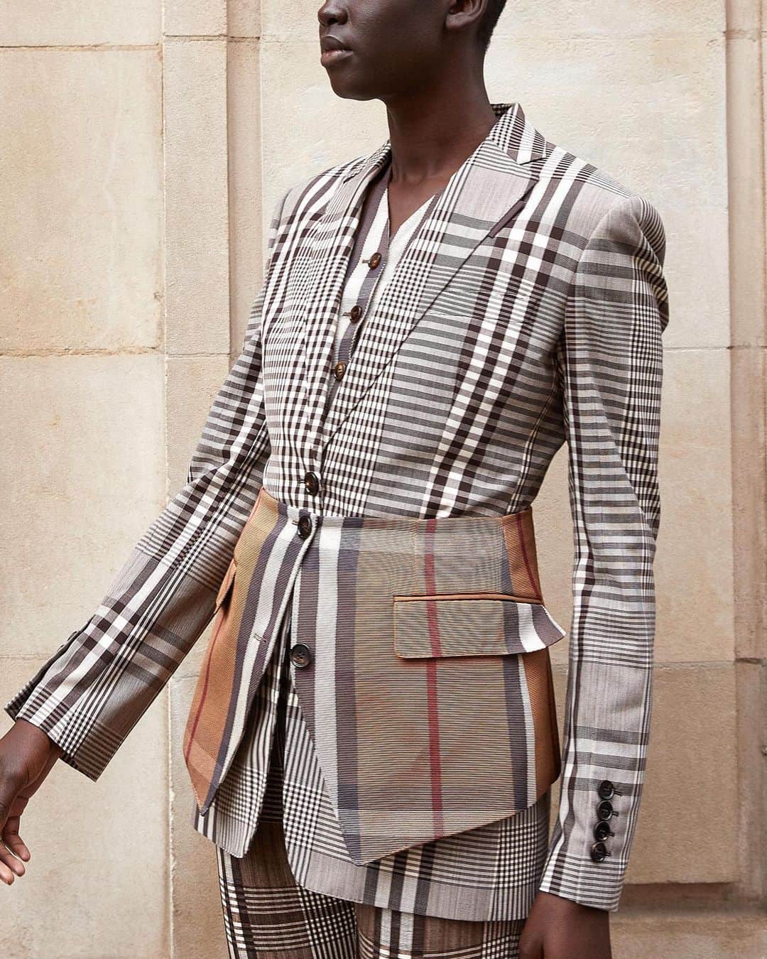 のインスタグラム：「A journey through creative director Riccardo Tisci’s memories of London – “a city where I gained the confidence to be the man that I am today” – @burberry’s AW20 collection reads as a style album of the British brand’s greatest hits. Expect signature checks, neutrals, sharp tailoring and, of course, various iterations of the iconic trench coat.  Find #BurberryAutumnWinter20 in Superbrands on the First Floor.  #Harrods #HarrodsFashion」