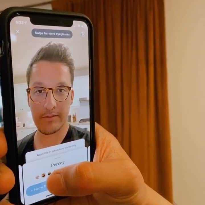 Warby Parkerのインスタグラム：「Our Virtual Try-On tool in action!📱⬆️ Download our app with the link in bio to get started. (📹 by @connie__sanchez.)」