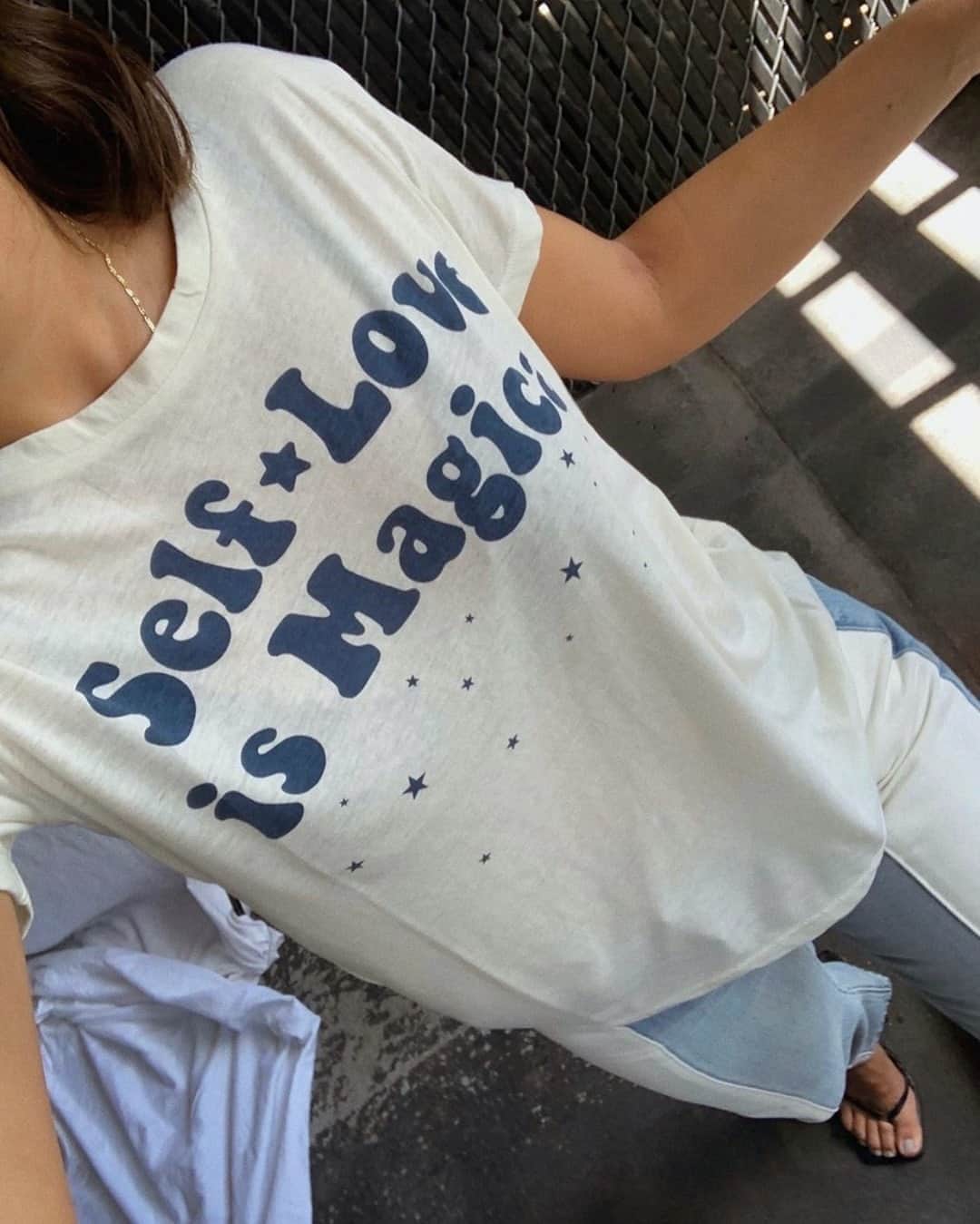 チェイサーのインスタグラム：「we truly believe in this message👏🏽💙 @babsrodriguez #selflove #chaserbrand #graphictee #quotetee #graphictshirt Style: CHA5537」