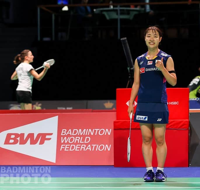 のインスタグラム：「. . Good feeling on court. Come on Semifinals!!! . . 今日は感覚が良かったです🙆‍♀️ 明日からレベルが上がります！ その中で、駆け引きやバドミントンを楽しみたいと思います👍 . 味の素さんから伝授してもらった パワーボールでエネルギー補給🍙 . .  #コロナ期間中 #取り組んできた  #練習の成果が出せたよ #自撮りなれてない  #撮り方教わりながら #自撮りの裏側を激写される  #danisadenmarkopen2020 #badminton #nozomiokuhara #okuharanozomi #奥原希望」