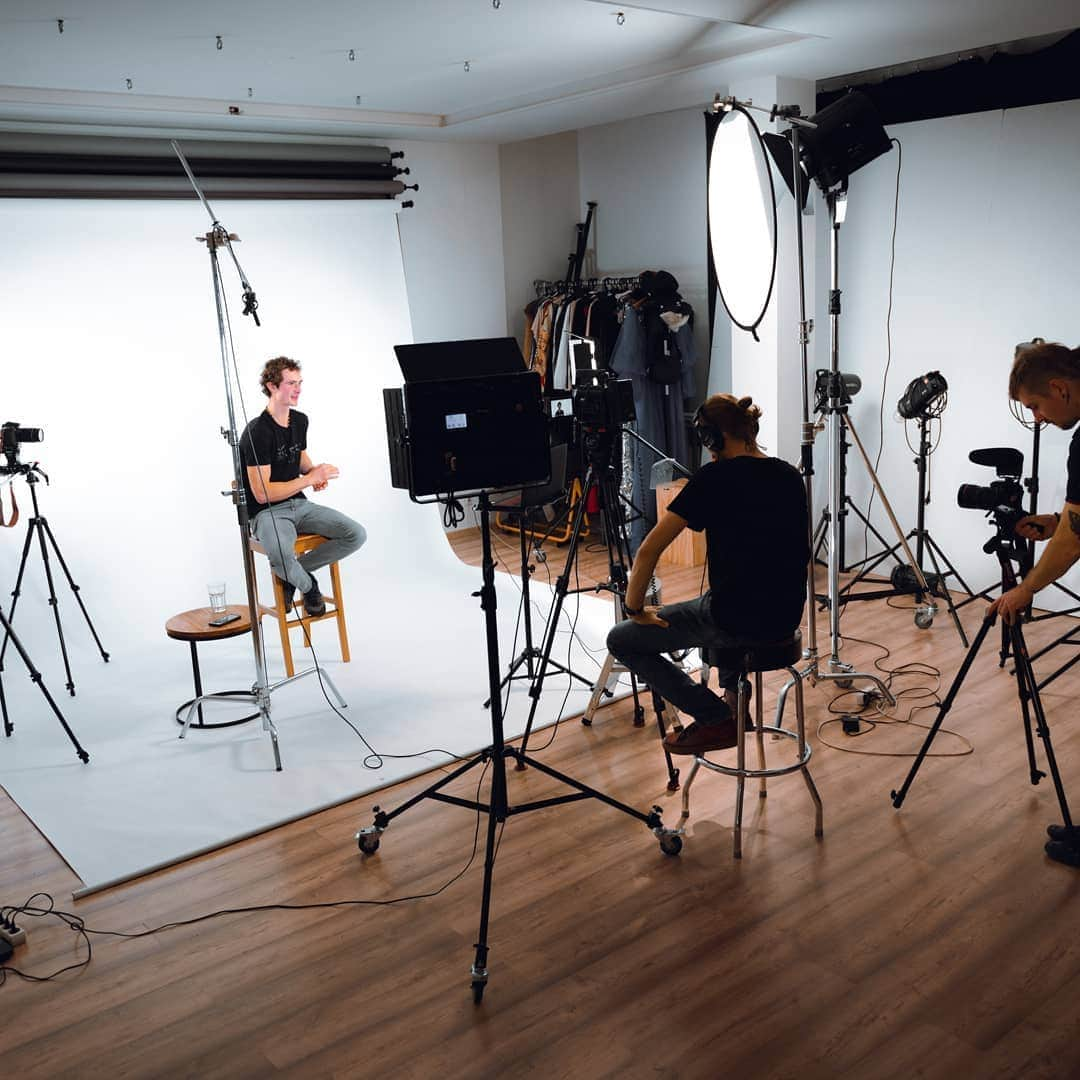 アダム・オンドラさんのインスタグラム写真 - (アダム・オンドラInstagram)「It's always pleasant to meet with another passionate climber. This time, I had an engaging talk with @tommycaldwell - an absolute climbing LEGEND who has been one of the most inspiring climbers ever for me. He's a @championsandlegends ambassador as well and pretty hooked on CBD products. We discussed a lot about climbing, obviously a ton about Dawn Wall and what we are both up to nowadays. Stay tuned to see (and hear) more!  Pictures by @pavelblazek and @pet.phot  #championsandlegends #EliteAthletesAllWarriors #partnership」10月17日 1時57分 - adam.ondra