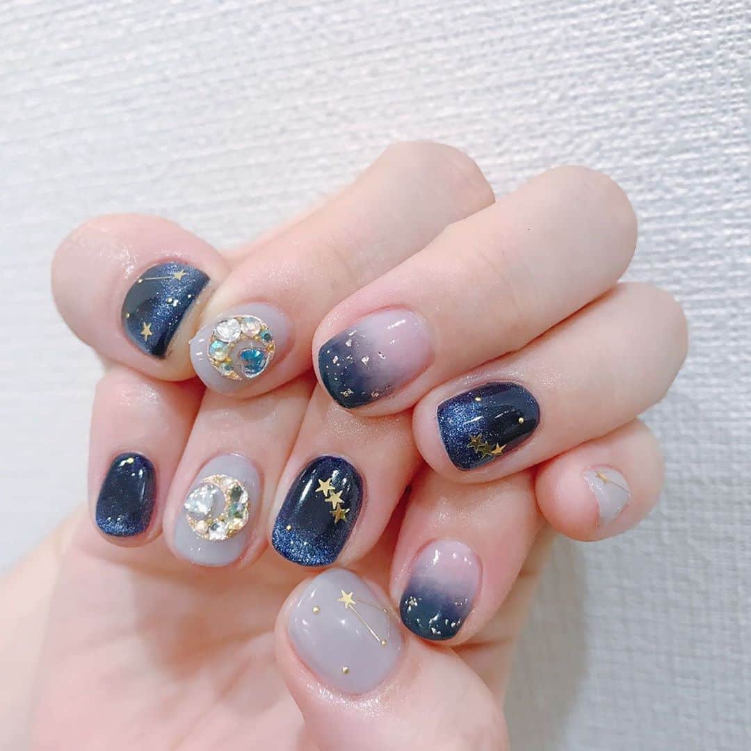 鈴華ゆう子のインスタグラム：「「空泳いで世界中へ銀河の果までどうか響け」 というわけで、月下美人やEclipseにも因んで天空ネイルを。 #マグネットネイル は角度によって見え方が変わります。 ツアーもうすぐだなー。 #なかやまちえこ #鈴華ゆう子 #ネイル」
