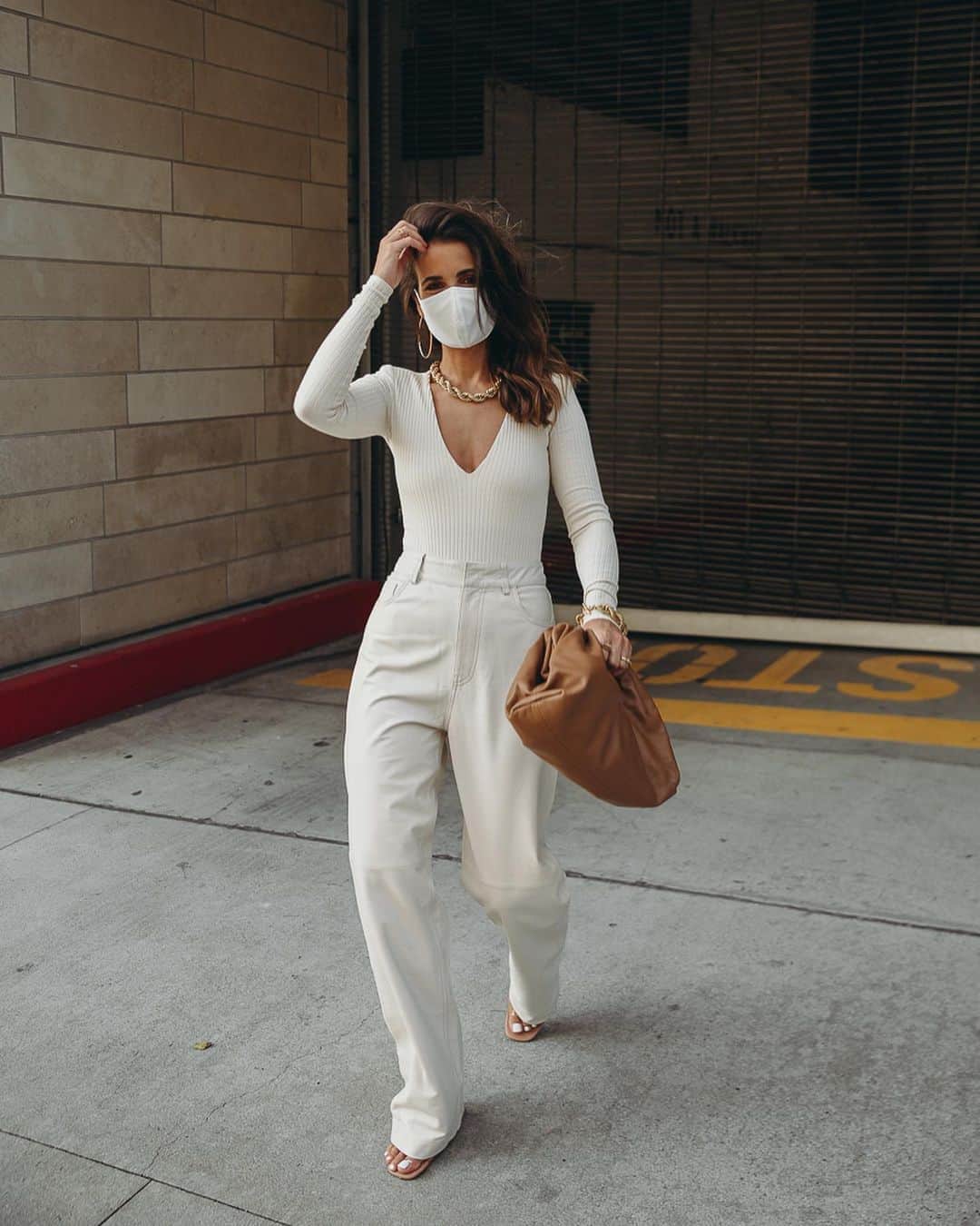 Collage Vintageのインスタグラム：「#TRESpartner I always feel confident wearing simple total white outfits that I elevate pairing them with a chic wavy hairstyle. This look is easy to achieve thanks to @tresemme Keratin Smooth Shine Serum that leaves your hair soft and silky static free. Slide to see how I got ready!」