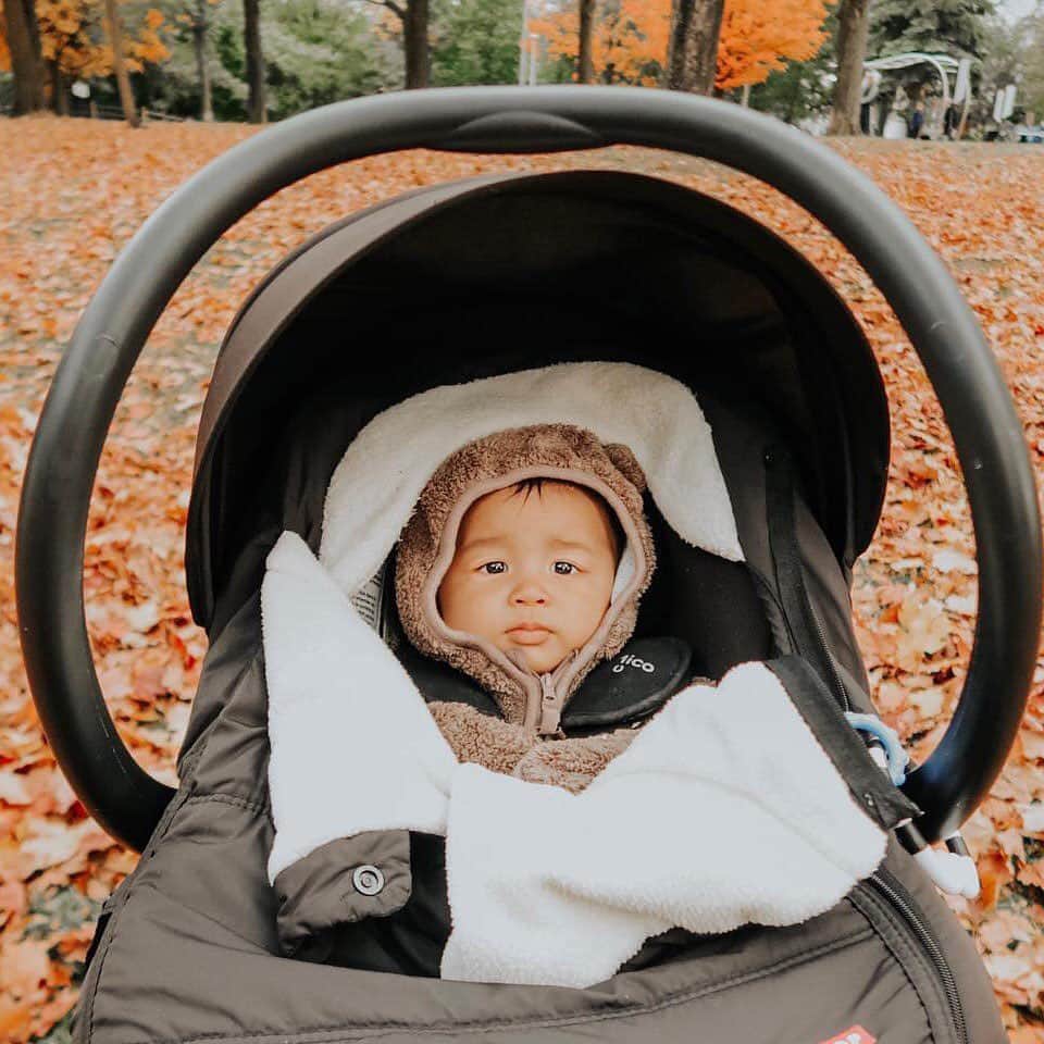 Skip Hopさんのインスタグラム写真 - (Skip HopInstagram)「Raise your ✋ if you're ready for chilly weather!   Our cozy car seat cover comes in grey, black and pink! Which color do you ❤️?  📸: @lizamaejames  #winter #cozyweather #brrr #skiphop」10月17日 2時07分 - skiphop