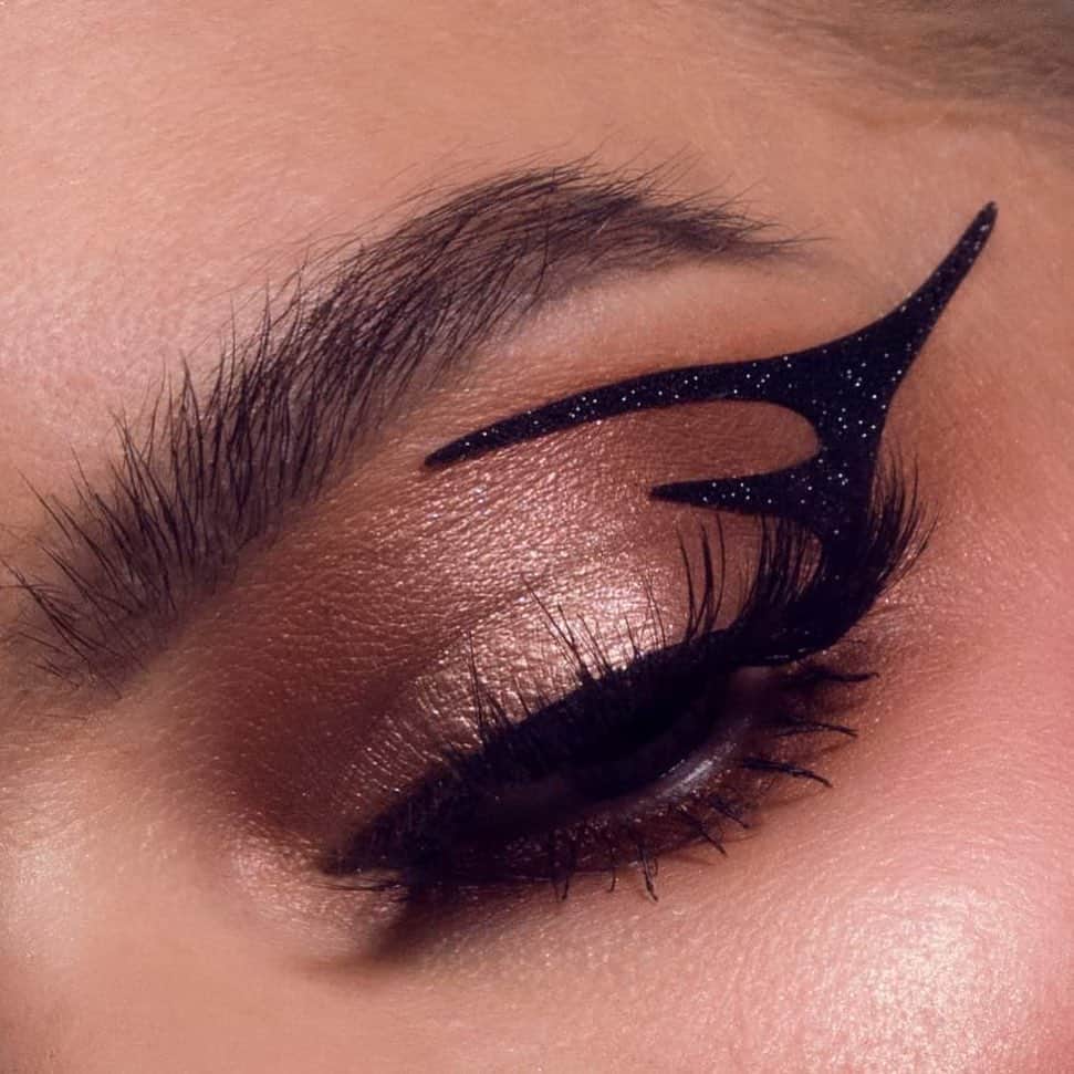 Linda Hallbergさんのインスタグラム写真 - (Linda HallbergInstagram)「⭐️DROPPING NOW⭐️ @face_lace x @lindahallberg  ”Bat Wing” is the perfect addition to your eye makeup and it fits the eye perfectly!  And as a big fan of @face_lace this collab makes me so incredibly proud! ❤️ I can’t wait to see the looks you create with these for Halloween🥰😍 Get yours at face-lace.com 🔥 #reklam #ad #batwing」10月17日 2時15分 - lindahallberg
