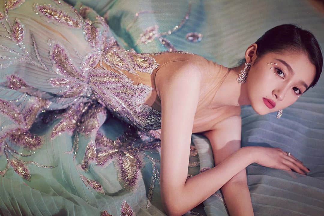 クアン・シャオトン（Guan Xiaotong）のインスタグラム：「💙💙💙 @georgeshobeika」