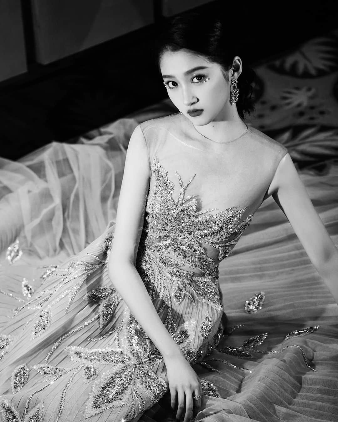 クアン・シャオトン（Guan Xiaotong）のインスタグラム：「🖤🤍」
