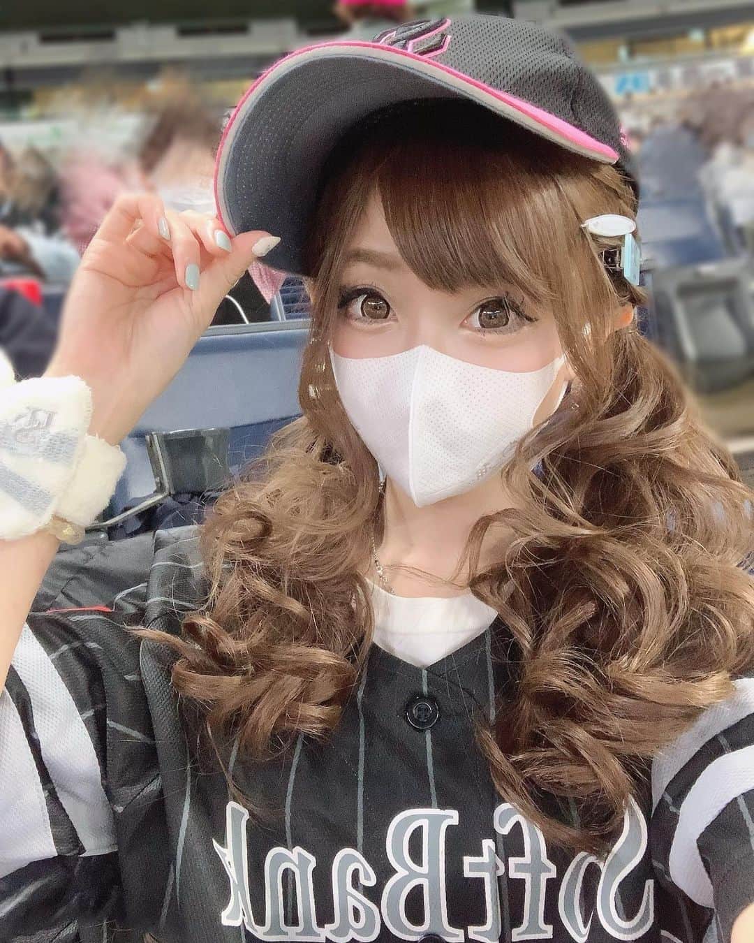 紗々木りんさんのインスタグラム写真 - (紗々木りんInstagram)「🐰#ホークス観戦 🖤 ♥ 初回から調子良く打線が繋がったね！！ たかほー＼(^o^)／ ♥ ♥ ♥  #ホークス #野球 #ソフトバンクホークス  #プロ野球 #野球観戦 #ソフトバンク  #鷹ガール #タカガール #ユニフォーム  #野球好きな人と繋がりたい #sbhawks  #中洲 #中洲キャバ嬢 #中洲キャバクラ  #キャバクラ #キャバ嬢 #キャバ #飲み屋  #野球女子 #インスタ野球女子 #福岡  #baseball #baseballlife #baseballlove」10月17日 2時30分 - rinn_sh_