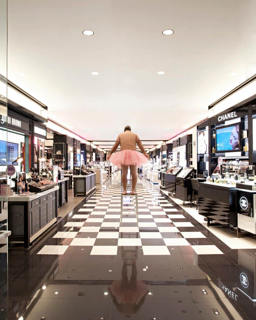 Bloomingdale'sさんのインスタグラム写真 - (Bloomingdale'sInstagram)「@thetutuproject began in 2003, when photographer Bob Carey took to the streets in pink tulle for a series of images designed to boost wife Linda's spirits post-breast cancer diagnosis. Today this amazing non-profit organization raises funds to ease the financial burden of breast cancer treatment for patients and their families. We're so proud to support their work this month with our Give Pink, Get More campaign—head to the link in bio to learn more.  . . . . . . #BreastCancerAwarenessMonth #BreastCancerAwareness #TheTutuProject #Bloomingdales」10月17日 2時44分 - bloomingdales