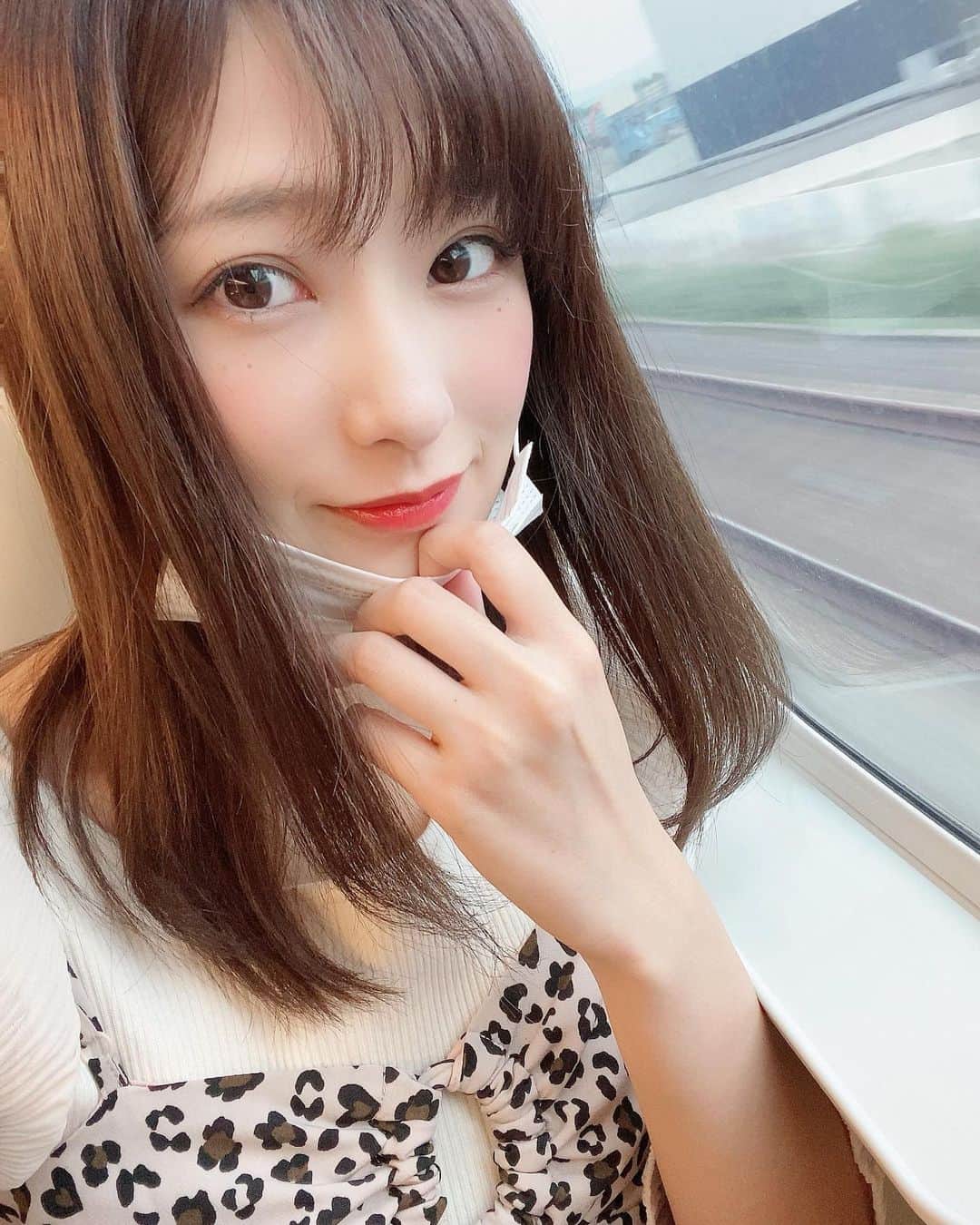 ミクのインスタグラム：「. . お父さんと食べた お刺身美味しかった♡  毎回ね〜実家に帰ると色々と話しすぎて寝るの遅くなるのが恒例🌻 おやすみ🌙 . .  #kyoto #japan #happy #suits #voga #ordermade #fashion #food」
