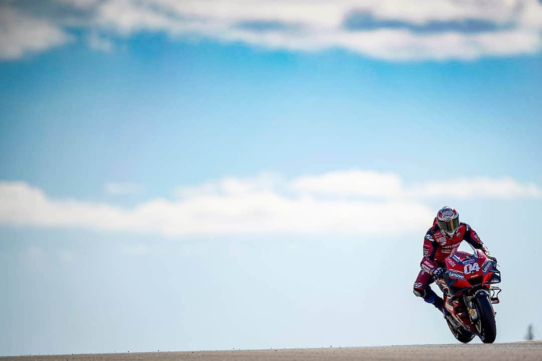 アンドレア・ドヴィツィオーゾさんのインスタグラム写真 - (アンドレア・ドヴィツィオーゾInstagram)「#AragonGP Day1  #Dovi04 #AD04 #undaunted #ForzaDucati #MotoGP #Alpinestars #SuomyHelmets #RedBull #Biotekna #Mondottica #DucatiEyewear #lentidavistaGalileo #MucOff 📷 @falex79」10月17日 3時04分 - andreadovizioso