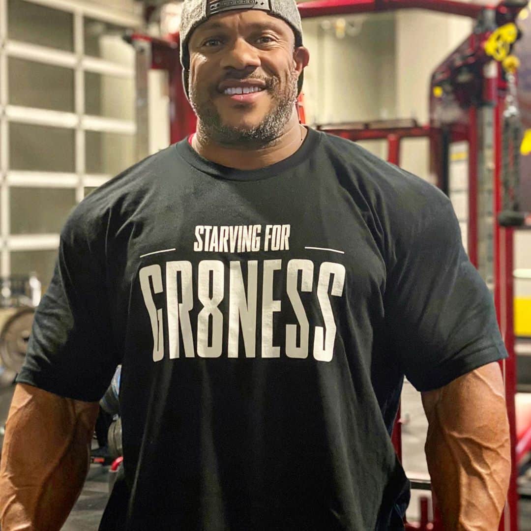 Phil Heathのインスタグラム：「OUT NOW - I just dropped a new limited edition @gifted_athletics t-shirt in my bio! Lately I've been getting the sense that we're all ready for the next thing. We're hungry to level up, move forward, make changes. I think we're #StarvingForGR8NESS and it's time to get our fill! Let's go...💪🏽」