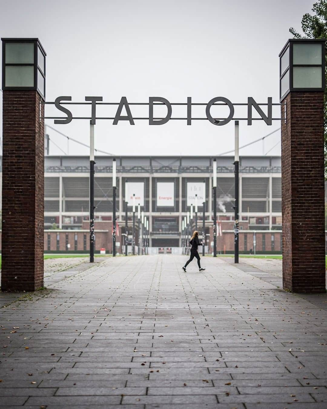 1.FCケルンさんのインスタグラム写真 - (1.FCケルンInstagram)「🔴⚪ Der #effzeh darf am Sonntag beim Heimspiel gegen Eintracht Frankfurt im RheinEnergieSTADION vor zumindest 300 Zuschauern spielen. Dies teilte das Gesundheitsamt Köln dem FC am Freitagabend mit. Die verfügbaren Tickets werden unter Dauerkarten-Inhabern verlost, die auf eine Erstattung verzichtet haben. Der FC informiert sie persönlich.  #KOESGE #Bundesliga」10月17日 2時59分 - fckoeln