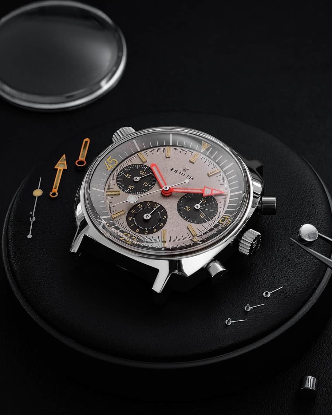 ゼニスのインスタグラム：「#Icons: With an archive spanning Zenith’s entire production since its foundation in 1865, as well as a vast inventory of spare parts, vintage watches proposed by ZENITH ICONS are faithfully and respectfully restored in the very same place that they were originally made and using historical components; a feat very few watch manufactures can claim.  #Zenith #ZenithWatches #Watches #Watch #Watchesofinstagram #Watchfam #WatchoftheDay #Luxury #WatchAddict #Watchcollector #Horology #DailyWatch #ElPrimero #Chronograph #VintageWatches」
