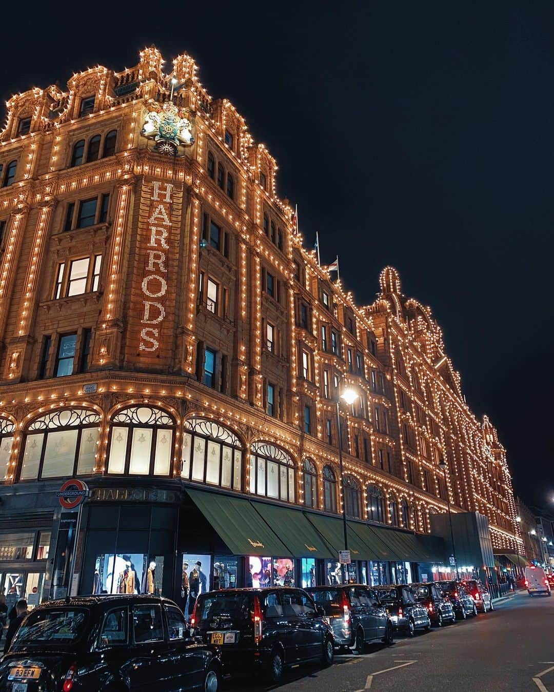 @LONDON | TAG #THISISLONDONさんのインスタグラム写真 - (@LONDON | TAG #THISISLONDONInstagram)「✨ End of the week! ✨ Happy Friday everyone! 🙌🏼 Loving the bright lights of #Harrods tonight! 🤩 📸 @mrlondon ☺️🙏🏼  ___________________________________________  #thisislondon #lovelondon #london #londra #londonlife #londres #uk #visitlondon #british #🇬🇧 #Knightsbridge」10月17日 3時13分 - london