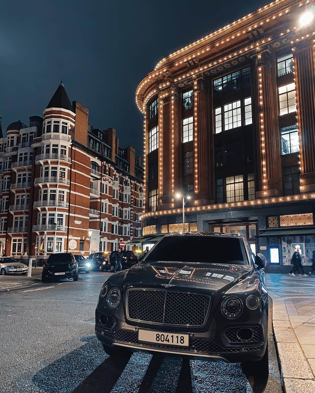 @LONDON | TAG #THISISLONDONさんのインスタグラム写真 - (@LONDON | TAG #THISISLONDONInstagram)「✨ End of the week! ✨ Happy Friday everyone! 🙌🏼 Loving the bright lights of #Harrods tonight! 🤩 📸 @mrlondon ☺️🙏🏼  ___________________________________________  #thisislondon #lovelondon #london #londra #londonlife #londres #uk #visitlondon #british #🇬🇧 #Knightsbridge」10月17日 3時13分 - london