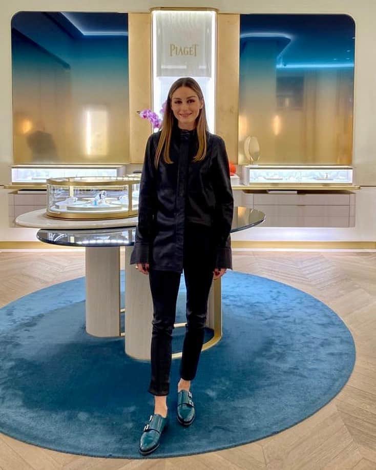 オリヴィア・パレルモのインスタグラム：「When your shoes match the interiors 💙  Went to visit my @piaget family and check out some new sparkle! 💎」