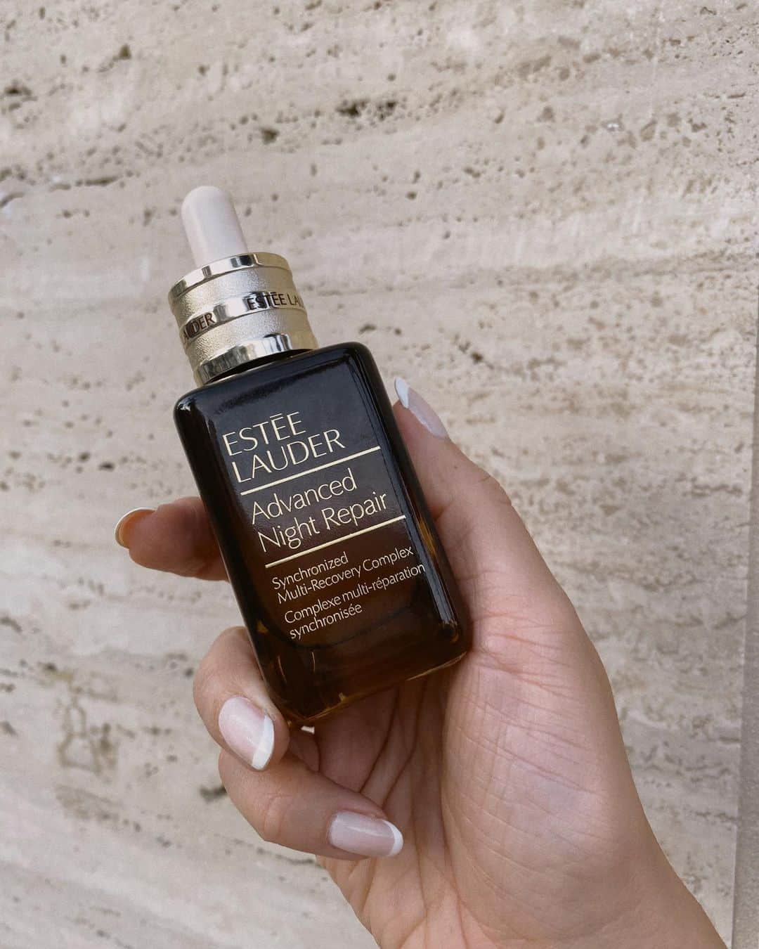 Marianna Hewittさんのインスタグラム写真 - (Marianna HewittInstagram)「Do you use skincare to refresh your makeup during the day? @EsteeLauder #AdvancedNightRepair has hyaluronic acid to lock in moisture for 72 hours, just pat a few drops on your skin over makeup. #EsteePartner #GenerationANR」10月17日 3時08分 - marianna_hewitt