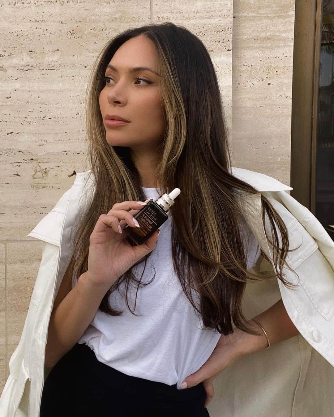 Marianna Hewittのインスタグラム：「Do you use skincare to refresh your makeup during the day? @EsteeLauder #AdvancedNightRepair has hyaluronic acid to lock in moisture for 72 hours, just pat a few drops on your skin over makeup. #EsteePartner #GenerationANR」