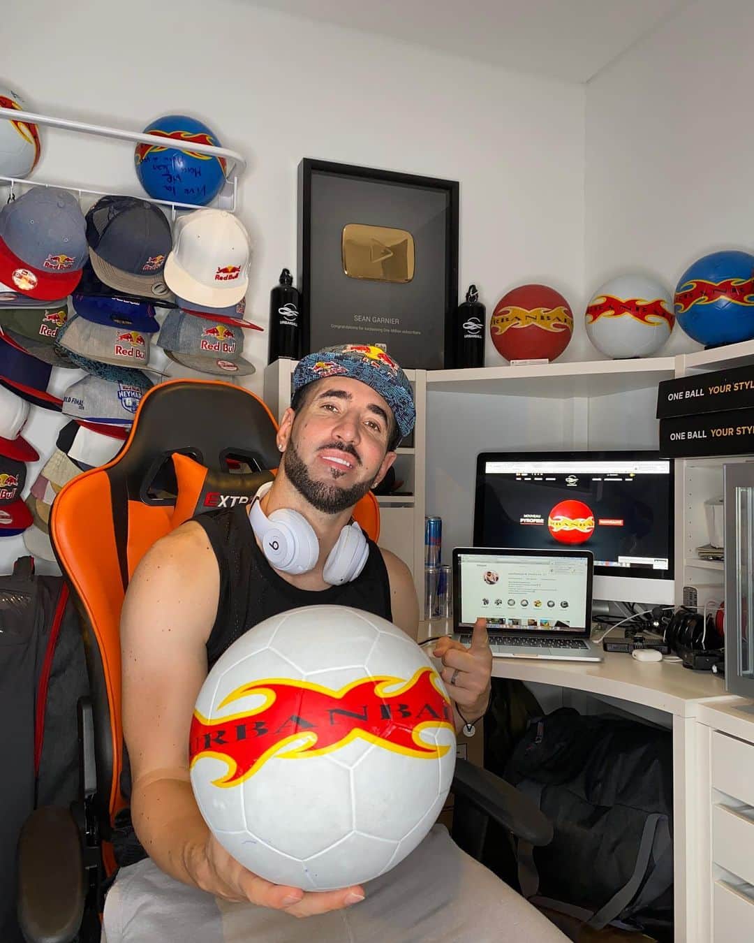 ショーン・ガルニエのインスタグラム：「GIVE AWAY !  1/ Follow @urbanball  2/ describe what this ball means to you 3/ tag 2 friends」