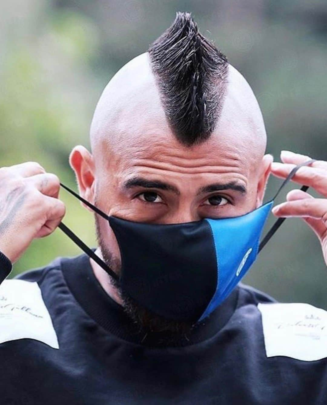 アルトゥーロ・ビダルさんのインスタグラム写真 - (アルトゥーロ・ビダルInstagram)「💙🖤👑🔥💪🏽😉👍🏽」10月17日 3時30分 - kingarturo23oficial