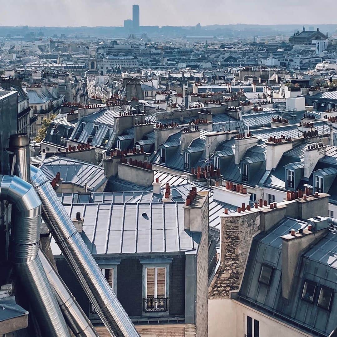 カロリーヌ・ド・メグレのインスタグラム：「Paris today, 1pm」