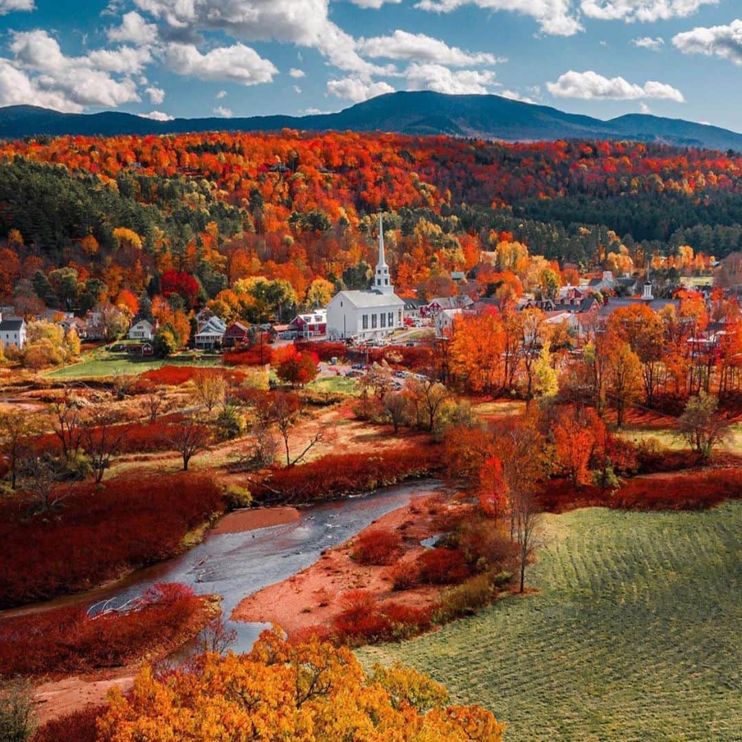 FOLKのインスタグラム：「Now that our team is growing I am finally back to having time to blog. I’ve missed it like crazy, but am so thankful for how busy times have been. The goal is to share a short something each day. Today I am sharing my favorite leaf peeping accounts to follow this season. I’ll share a link in the IG story or you can go to www.folklifestyle.com」