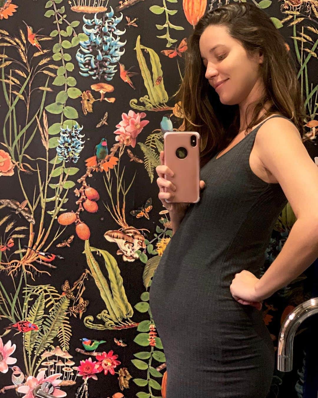 ナタリア・ディルのインスタグラム：「Quando uma barriga de 30 semanas encontra uma parede boa! 🦋🎋🍄🌺」