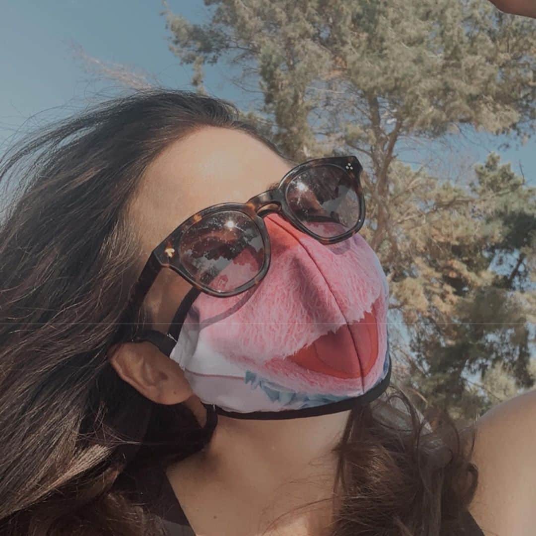 カーラ・ソウザのインスタグラム：「Kid-approved masks courtesy of SESAME STREET 🤩 These masks are part of the newest collection by @citizensofhumanity and Sesame Workshop, the nonprofit educational organization behind @SesameStreet with a mission to help children grow smarter, stronger and kinder. Gianna loves getting to be Cookie Monster and I love knowing that the masks are supporting a worthy cause!」