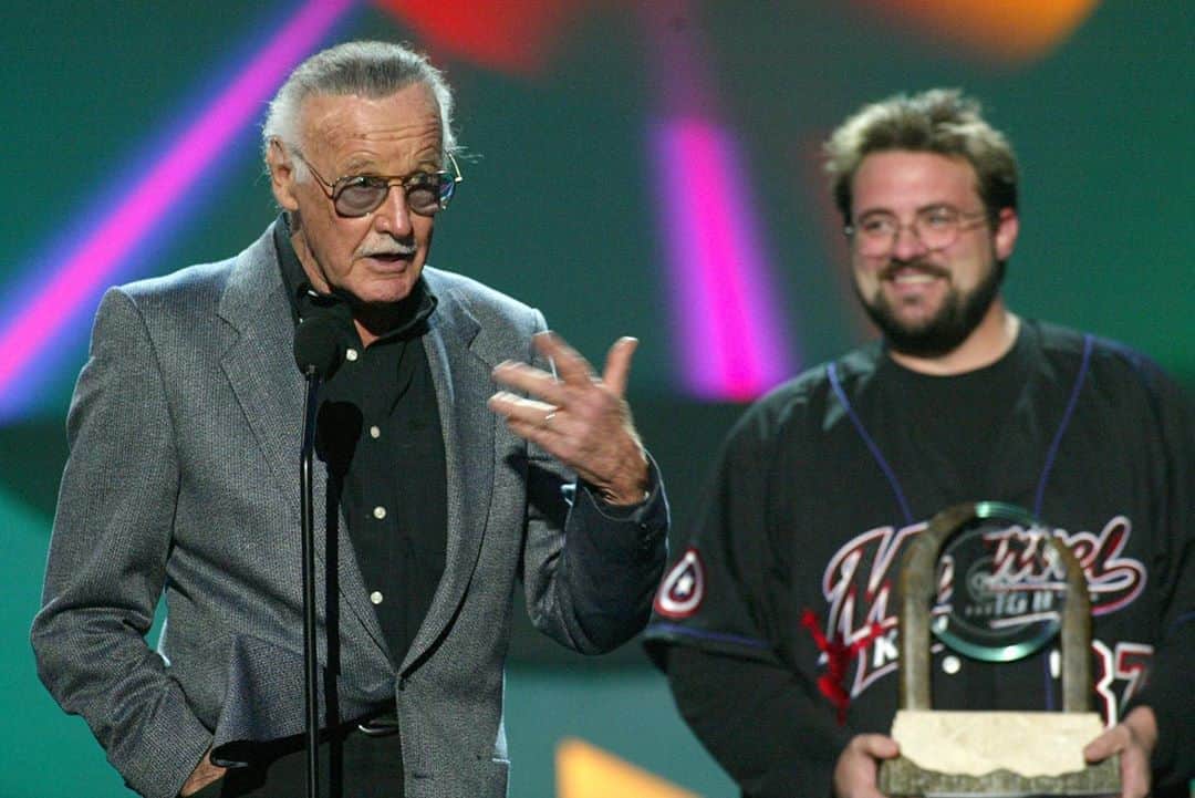 ケヴィン・スミスのインスタグラム：「Find someone who looks at you the way I looked at @therealstanlee. This pic was taken at the DVD Exclusive Awards In December of 2003, where I presented Stan with a lifetime achievement award. This is 5 years before the @marvelstudios movie #ironman would give birth to the #marvelcinematicuniverse and make Stan a household name for even non-comics folks via his many cameos. Whenever someone had to introduce Stan or present him with some award, I was always so honored to be asked and eager to do it. We rarely get to interact with our heroes, but rarer still is when the heroes turn out to be as warm, welcoming and authentic as Stan was. Miss you, Man... #KevinSmith #stanlee #marvel #legend」