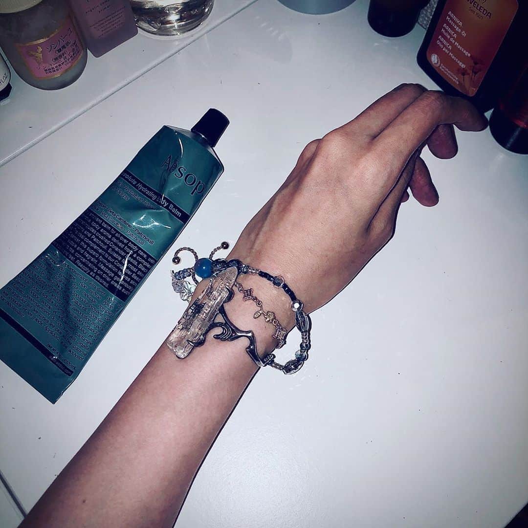 水野しずのインスタグラム：「友達とビーズやりたいと思ってお泊まり🌛ビーズ✨合宿をやった時に作ったビーズアクセかわいいから見て…♡🤦‍♂️ビーズのブレスレットが自作で他は私物です。天然石・スワロフスキー・アクリルビーズの異素材MIX♡♡アクセつける時はシルバー・ゴールド重ね付けで両刀使い派」