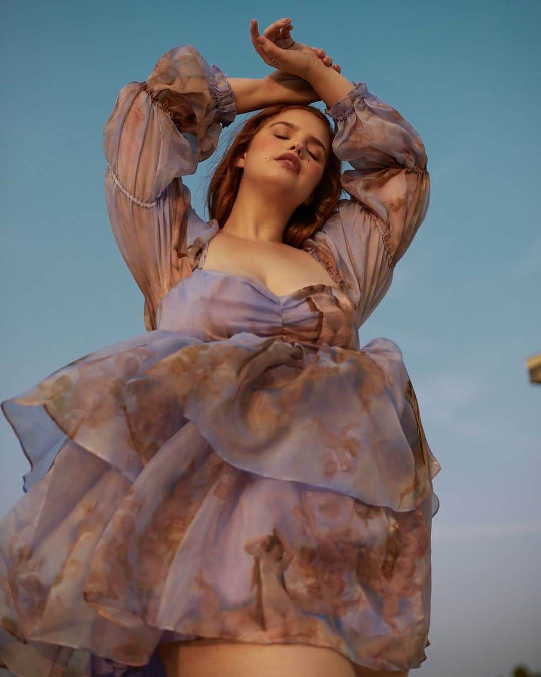 ブリー・キッシュのインスタグラム：「category is: ART 🍇✨☁️🎻 @selkie」