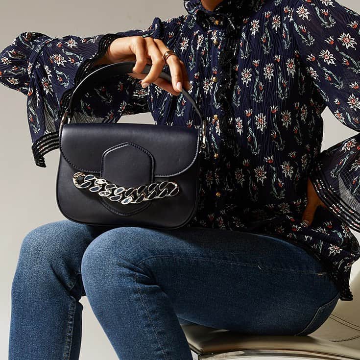 GILTのインスタグラム：「New bag. New you. Tap to shop the #ToryBurch Jessie.」