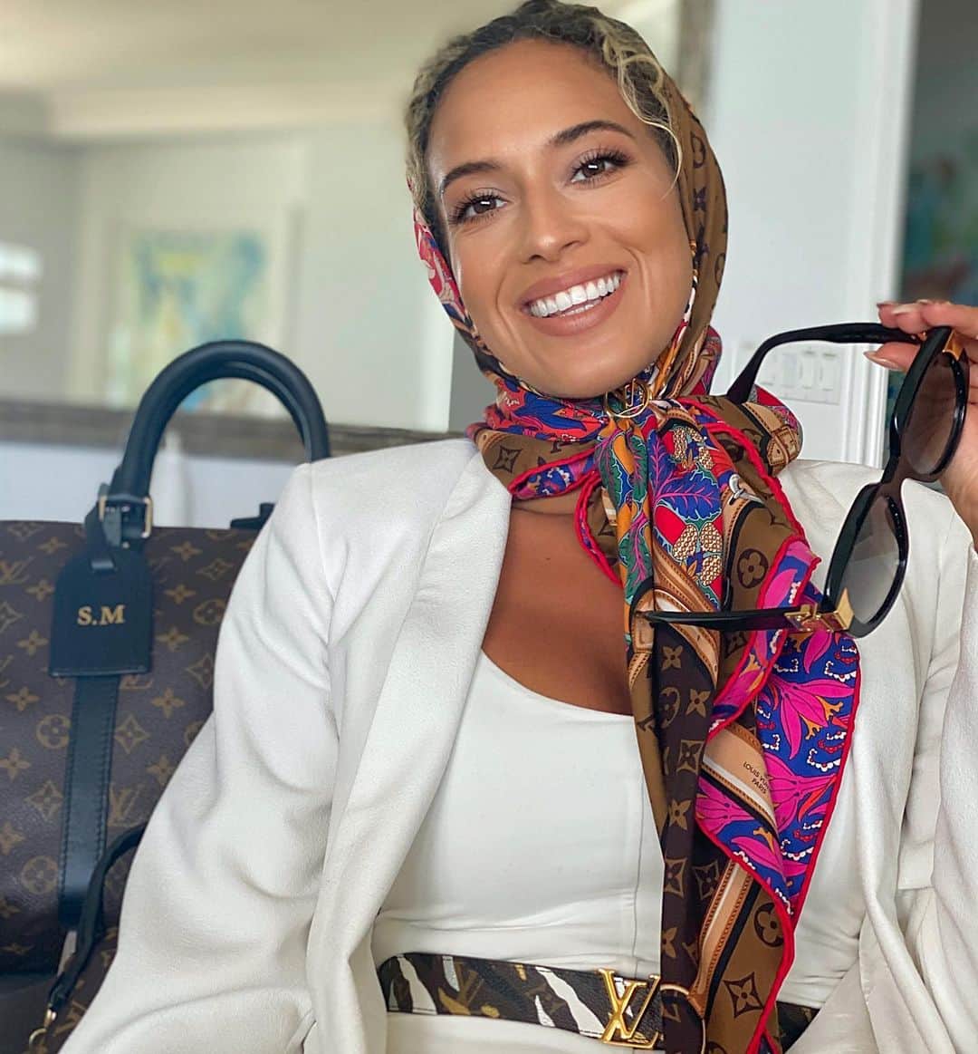 Sarah Mundoのインスタグラム：「So, it’s National Boss day on a Libra New moon. What’s a boss to you? I’m helping lead individuals towards a healthier future mind, body, Sol. A boss is goal oriented, confident, knows how to stay in their own lane, motivate, and bring people along without hate. Let’s share kindness and honesty. Tag a boss! 😎 mine are @therealaqualeo @aciehigh44 @thatgirllaylay  #nationalbossday #Boss #yoga #health #motivation」