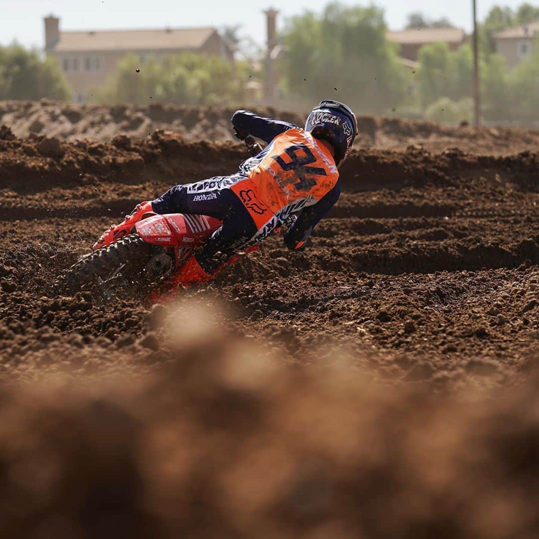 ケン・ロックゼンのインスタグラム：「It’s on like Donkey Kong!  📸 @swapmotolivedotcom」