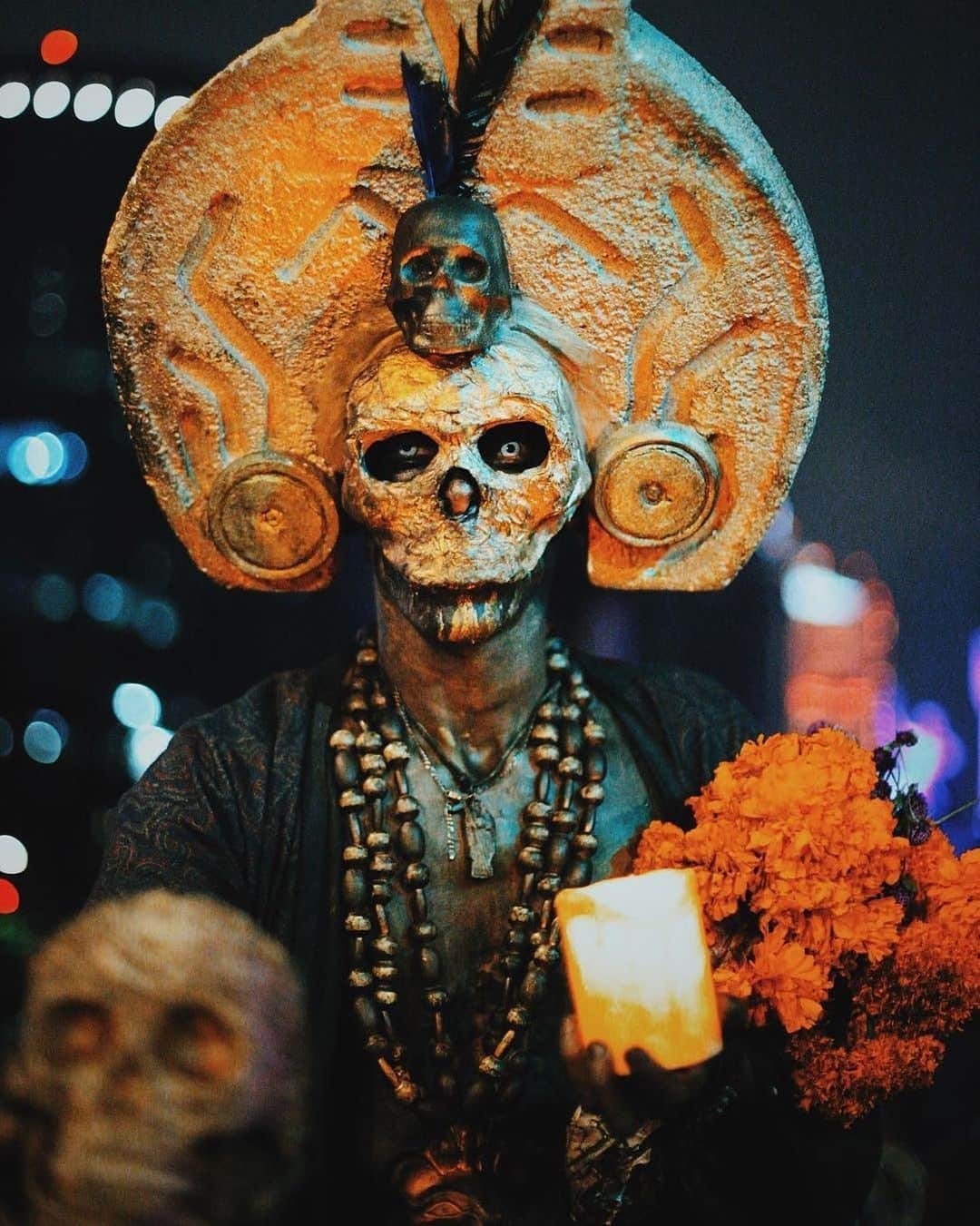 Chad Santosさんのインスタグラム写真 - (Chad SantosInstagram)「Como seguramente no se hará nada de manera oficial (gracias Covid), decidí crear la #MarchaVirtualDeDiaDeMuertos 💀 le voy a rascar a ocho años (o algo así) de documentar ese día.  #メキシコシティ #メキシコ #死者の日 #写真 #写真家 #catrina #dayofthedead #diademuertos #diadelosmuertos #visitmexico #catrinamakeup #loves_madeinmexico #vive_mexico #mexico_maravilloso #capturestreets #adorama #망자의날 #reportagespotlight #streetleaks #mexicanphotographer #moodyports #mextagram_huesos #mexico_amazing #portrait_planet #lightbox #natgeoyourshot #reportagespotlight #theportraitpr0ject #mexicosorprendente #ourstreets_」10月17日 4時15分 - elchadsantos