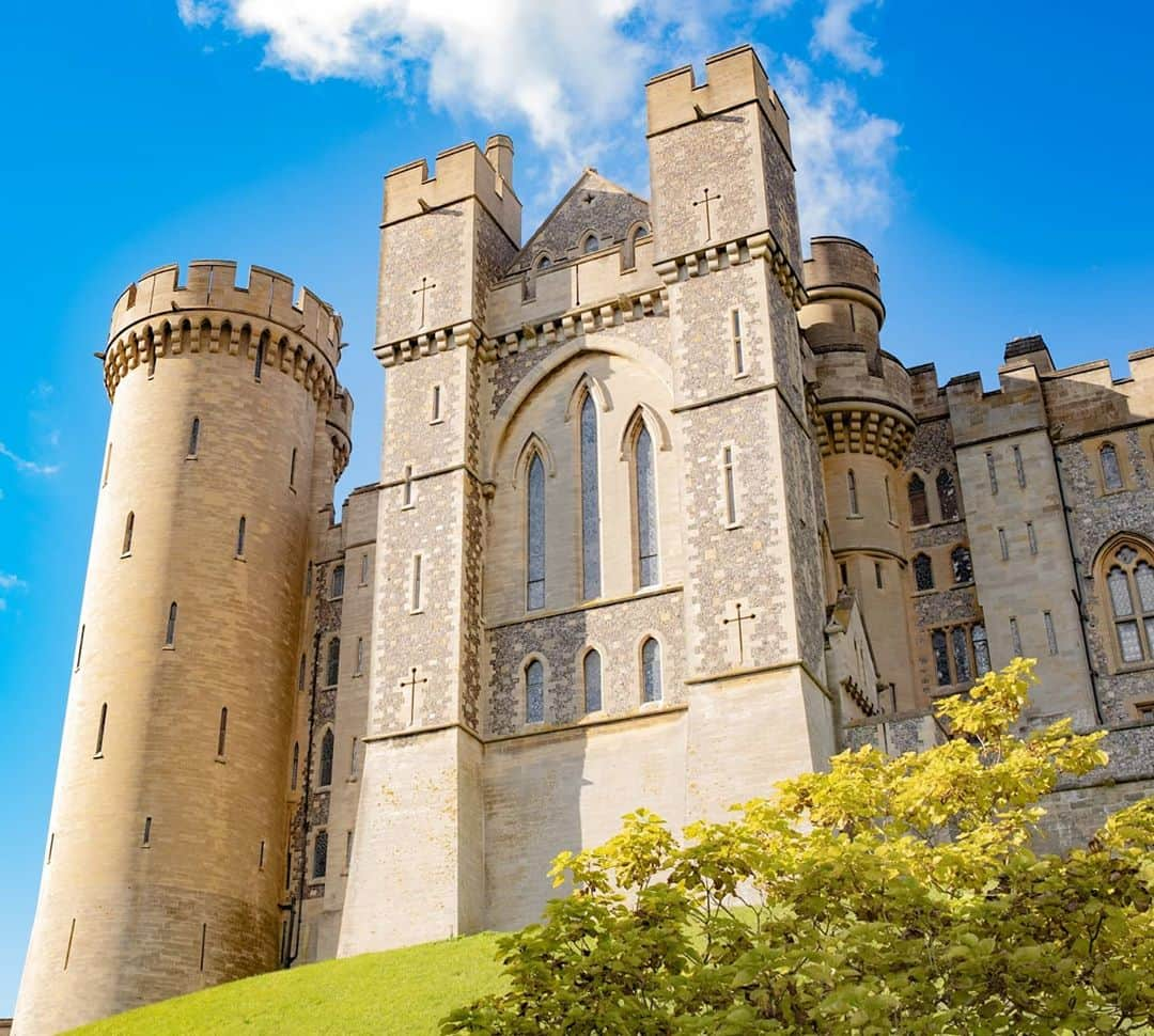 ピューディパイさんのインスタグラム写真 - (ピューディパイInstagram)「We made a visit to Arundel Castle and caught 1 hour of actual sunshine in UK. 😎☀️」10月17日 4時15分 - pewdiepie