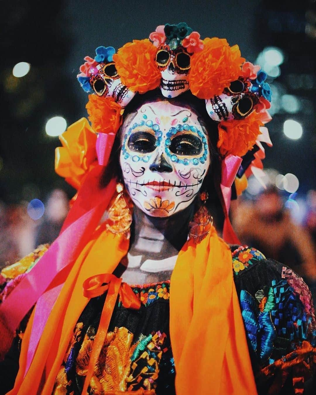 Chad Santosさんのインスタグラム写真 - (Chad SantosInstagram)「Como seguramente no se hará nada de manera oficial (gracias Covid), decidí crear la #MarchaVirtualDeDiaDeMuertos 💀 le voy a rascar a ocho años (o algo así) de documentar ese día.  #メキシコシティ #メキシコ #死者の日 #写真 #写真家 #catrina #dayofthedead #diademuertos #diadelosmuertos #visitmexico #catrinamakeup #loves_madeinmexico #vive_mexico #mexico_maravilloso #capturestreets #adorama #망자의날 #reportagespotlight #streetleaks #mexicanphotographer #moodyports #mextagram_huesos #mexico_amazing #portrait_planet #lightbox #natgeoyourshot #reportagespotlight #theportraitpr0ject #mexicosorprendente #ourstreets_」10月17日 4時16分 - elchadsantos